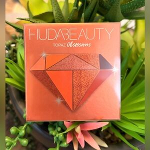NIB- Huda Beauty Topaz Obsessions
Eyeshadow Palette ✨🤎🧡